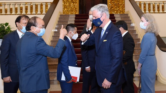 Thủ tướng Nguyễn Xuân Phúc và Cố vấn an ninh quốc gia Mỹ O'Brien tại cuộc gặp - Ảnh Đại sứ quán Mỹ cung cấp Thủ tướng Nguyễn Xuân Phúc và Cố vấn an ninh quốc gia Mỹ O'Brien tại cuộc gặp - Ảnh Đại sứ quán Mỹ cung cấp