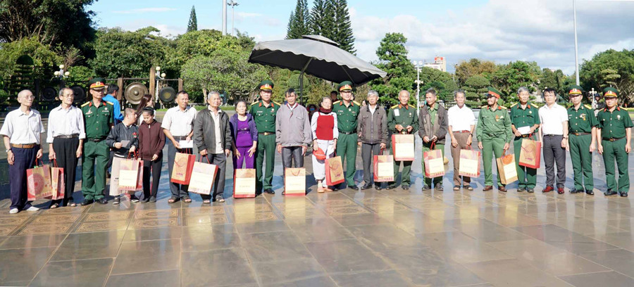 Đoàn đại biểu trao quà 15 phần quà cho những người có công, gia đình chính sách trên địa bàn thành phố