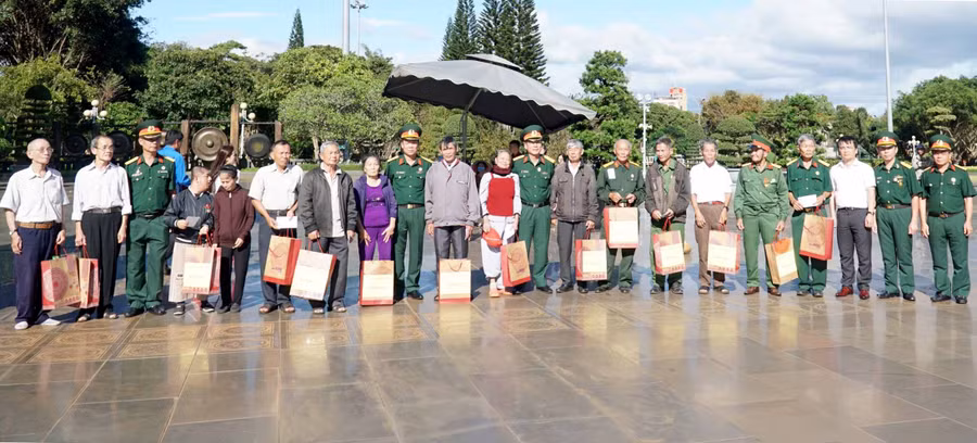 Đoàn đại biểu trao quà 15 phần quà cho những người có công, gia đình chính sách trên địa bàn thành phố