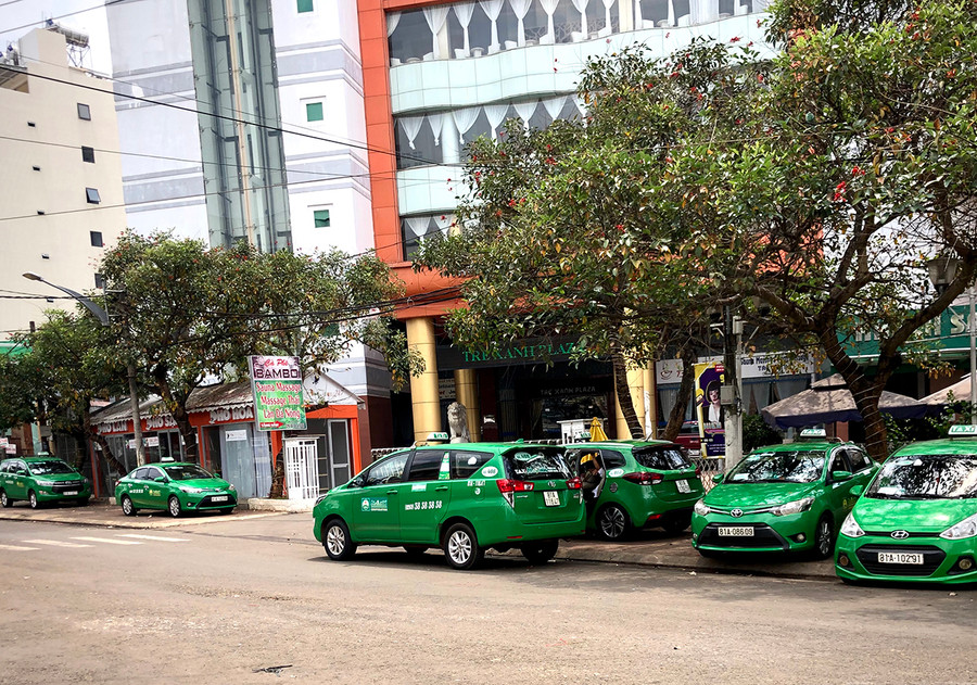  Các hãng taxi cạnh tranh từng điểm bắt khách. Ảnh: Lê Hòa