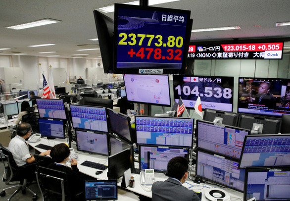 Bảng hiển thị cổ phiếu tại một công ty giao dịch ngoại hối ở Tokyo, Nhật Bản ngày 4-11 - Ảnh: REUTERS  Bảng hiển thị cổ phiếu tại một công ty giao dịch ngoại hối ở Tokyo, Nhật Bản ngày 4-11 - Ảnh: REUTERS