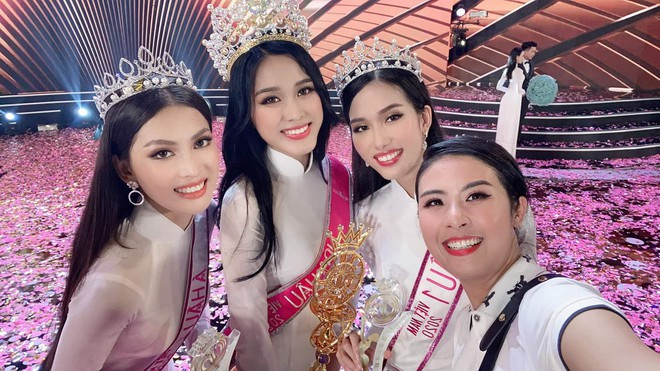 Hoa hậu Ngọc Hân vui vẻ chụp ảnh cùng Hoa hậu Việt Nam 2020 Đỗ Thị Hà, Á hậu 1 Phạm Ngọc Phương Anh và Á hậu 2 Nguyễn Lê Ngọc Thảo ẢNH: FBNV