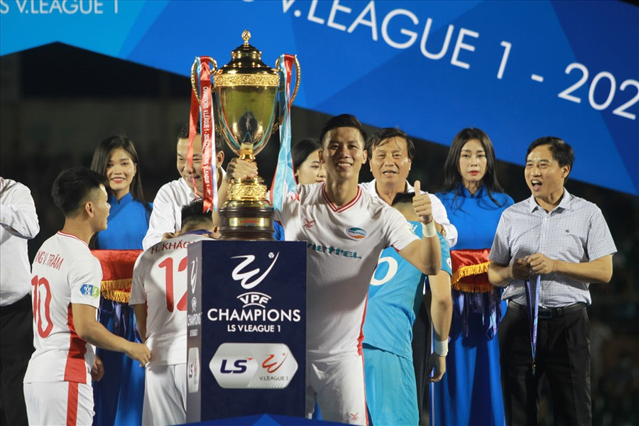 Đây là lần đầu tiên Quế Ngọc Hải vô địch V.League 2020 kể từ khi chuyển đến Viettel hồi tháng 1.2020. Hậu vệ 27 tuổi không giấu được sự phấn khích và tranh thủ chụp ảnh cùng cúp vô địch trước khi nhận huy chương. Ảnh: Thanh Vũ