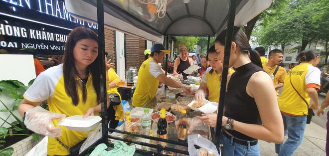 Ngoài thời gian đi diễn, các bạn trẻ còn tham gia các chương trình ủng hộ đồng bào miền Trung. ẢNH: TẤN ĐẠT