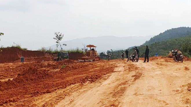 Cơ quan chức năng kiểm tra, xử lý sai phạm tại hiện trường thi công san gạt đất trái phép Ảnh: T.D