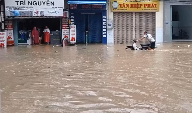 Trung tâm thị trấn La Hai, huyện Đồng Xuân, Phú Yên nước lũ ngập phổ biến từ 1-2,5m. (Ảnh: Xuân Triệu/TTXVN)