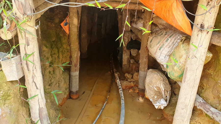 Đường hầm khai thác vàng nằm sâu sưới lòng núi, rất khó bị phát hiện.