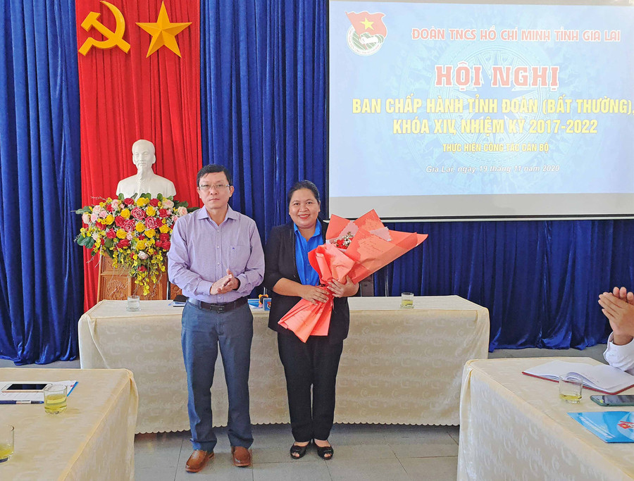Lãnh đạo Ban Tổ chức Tỉnh ủy tặng hoa chúc mừng Đồng chí Hà Thị Giang Thảo. Ảnh: Hà Đức Thành