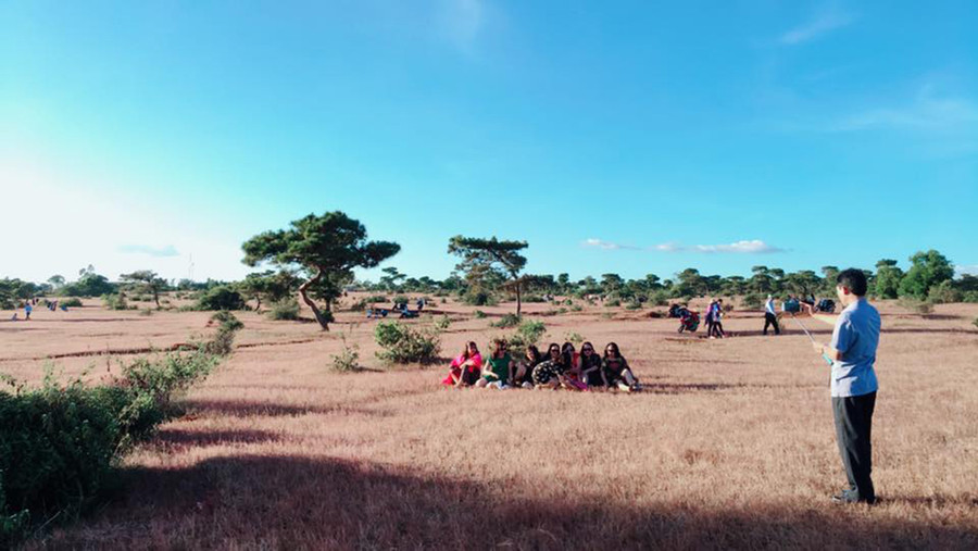 Du khách đến tham quan và vui chơi tại đồi cỏ hồng (xã Glar, huyện Đak Đoa). Ảnh: Quang Vinh