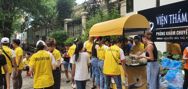 Các bạn trẻ rất vui mừng khi được mọi người đến ủng hộ. ẢNH: TẤN ĐẠT