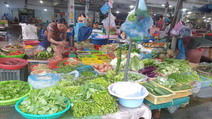  Rau ăn lá tại các chợ miền Trung dù giá tăng cao nhưng vẫn khan hiếm hàng. Ảnh: Thanh Chung