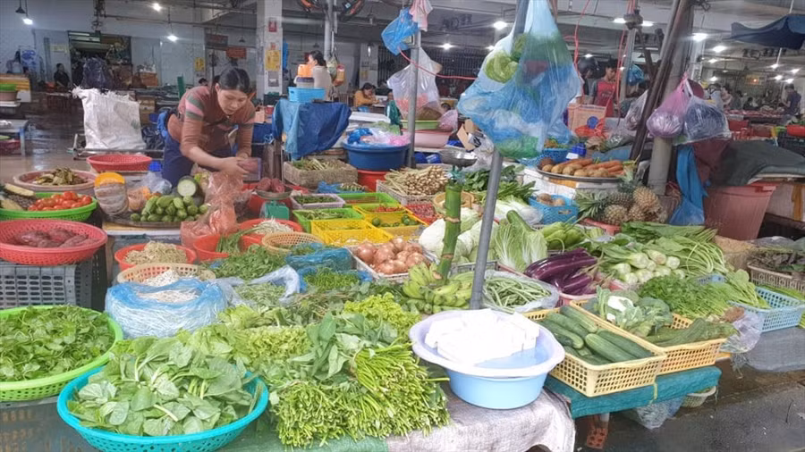  Rau ăn lá tại các chợ miền Trung dù giá tăng cao nhưng vẫn khan hiếm hàng. Ảnh: Thanh Chung