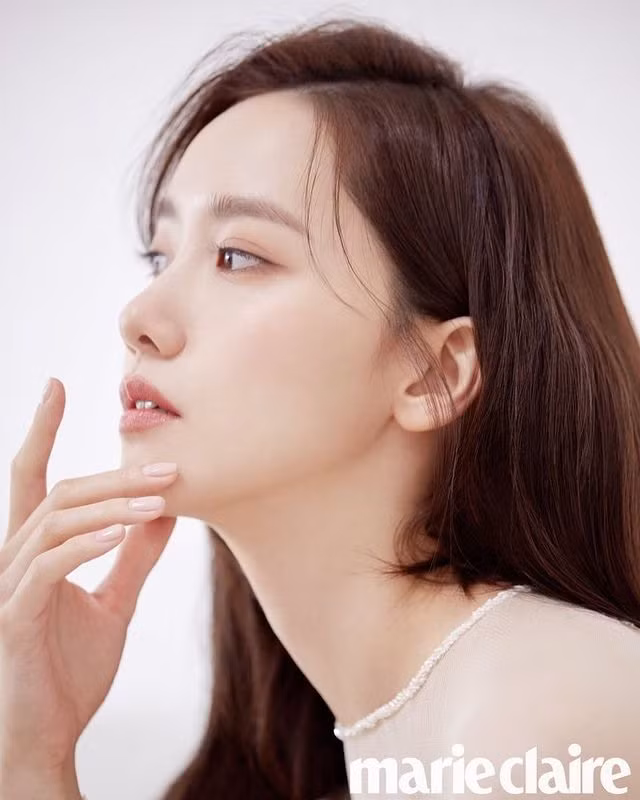 Hình tượng ngây thơ của cô nàng Yoona (SNSD) đã được biến hóa thành những nét quyến rũ, lôi cuốn qua bộ ảnh mới đăng tải trong tạp chí Marie Claire số tháng 12. Ảnh: Marie Claire