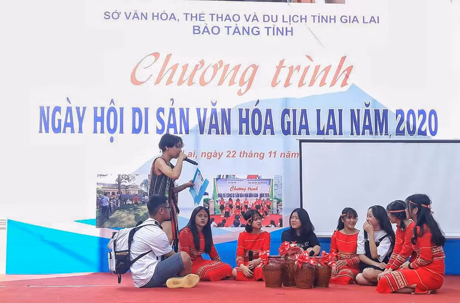 Học sinh trường THPT Pleiku giới thiệu vẻ đẹp của Sử thi Bahnar bằng hình thức sân khấu hóa 