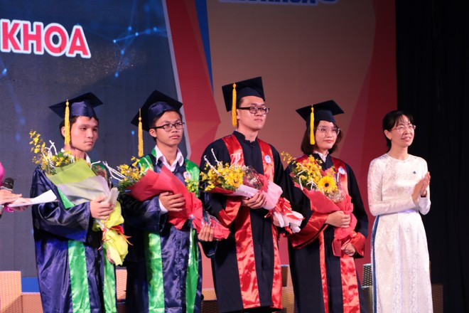 Bí thư Thành đoàn, Chủ tịch Hội Sinh viên TP.HCM Phan Thị Thanh Phương vinh danh những thủ khoa xuất sắc đầu vào và thủ khoa tốt nghiệp đại học năm 2020 LÊ THANH