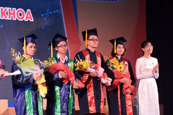 Bí thư Thành đoàn, Chủ tịch Hội Sinh viên TP.HCM Phan Thị Thanh Phương vinh danh những thủ khoa xuất sắc đầu vào và thủ khoa tốt nghiệp đại học năm 2020 LÊ THANH