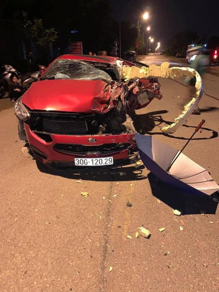 Vụ tai nạn khiến 3 người trên xe ô tô con thương vong.