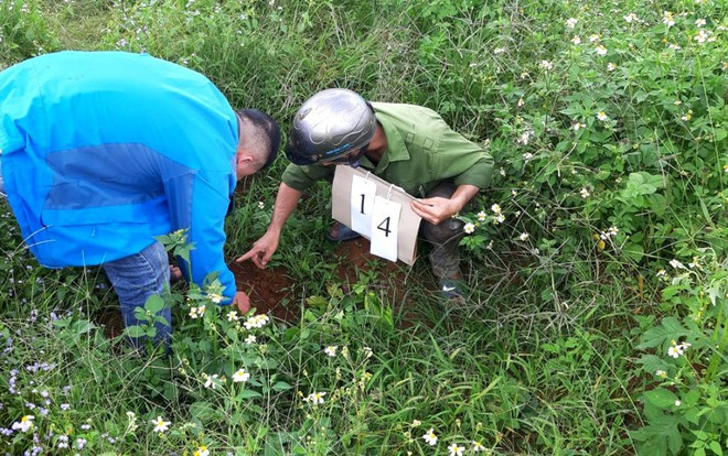 Cơ quan công an khám nghiệm hiện trường phục vụ công tác điều tra, truy tìm thủ phạm. ẢNH: TRÙNG DƯƠNG