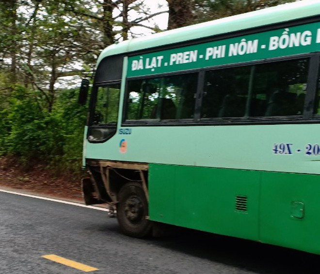 Chiếc xe buýt bị hư hỏng phần đầu bên tài - ẢNH: LÂM VIÊN Chiếc xe buýt bị hư hỏng phần đầu bên tài - ẢNH: LÂM VIÊN