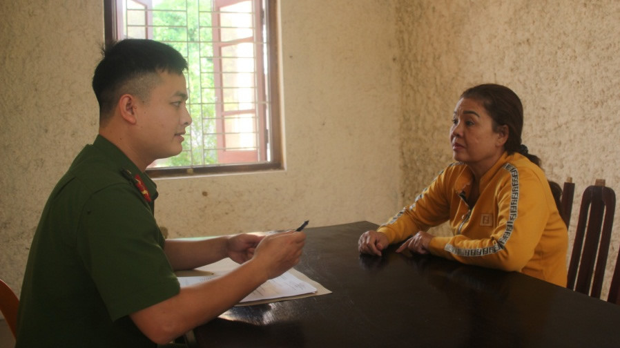 CAH Nam Đàn đang lấy lời khai của đối tượng Hà. CAH Nam Đàn đang lấy lời khai của đối tượng Hà.