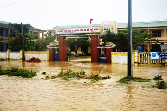 Nhiều trường học ở Quảng Ngãi bị lũ nhấn chìm, học sinh chưa thể đến trường Nhiều trường học ở Quảng Ngãi bị lũ nhấn chìm, học sinh chưa thể đến trường