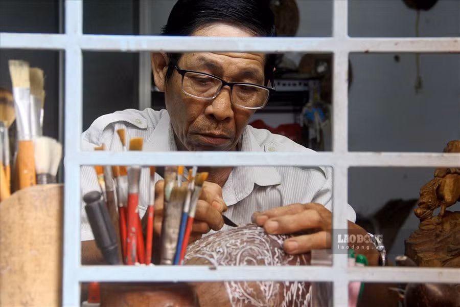 Ông Điểm cho biết, việc điêu khắc trên trái dừa khô ông học được từ năm 1983. Sau khi học xong, ông gắn bó với nghề đến nay. “Lúc mới đầu cũng rất khó khăn, dụng cụ phải tự chế hết vì mua ngoài chợ chất thép không tốt. Ngoài ra, lúc mới làm, mình điêu khắc không đẹp như bây giờ” – ông Điểm kể.