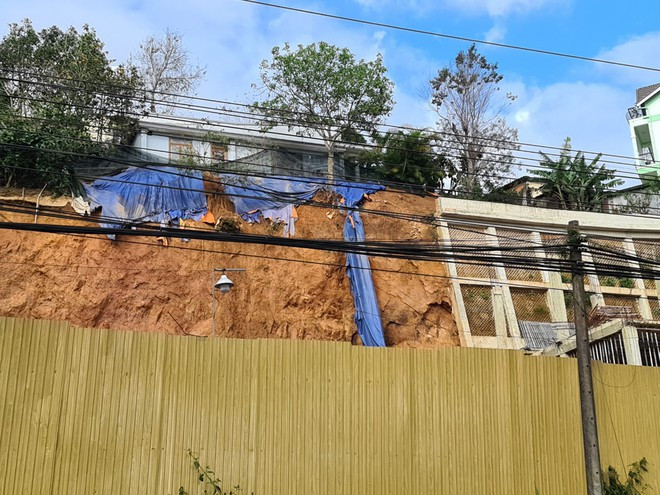 Công trinh xây dựng khách sạn Diamon Hill gây nguy cơ sạt lở ngôi nhà phía trên cao - ẢNH: LÂM VIÊN
