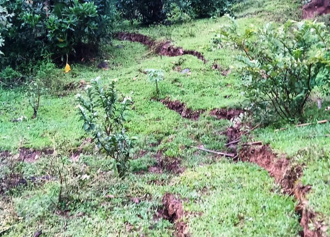 Vết nứt núi tại nóc Ông Khương - ẢNH:V.B Vết nứt núi tại nóc Ông Khương - ẢNH:V.B