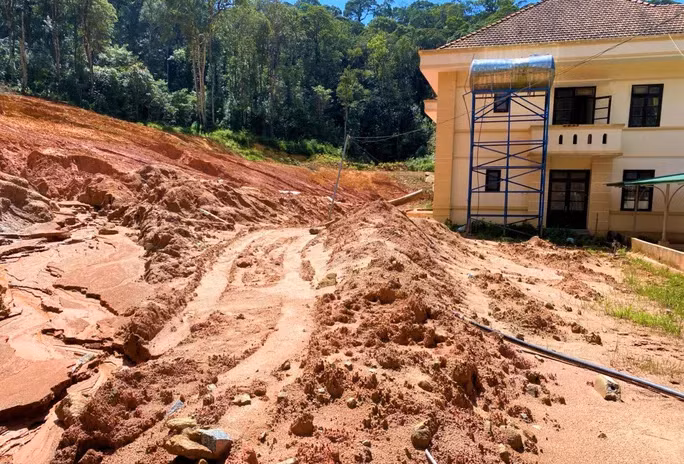 Sạt lở uy hiếp UBND xã Đưng K'Nớ (huyện Lạc Dương, tỉnh Lâm Đồng).