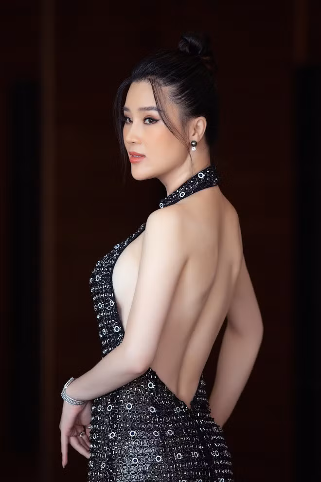 Á hậu Thái Như Ngọc trở về nước đồng hành cùng thí sinh trong Người đẹp nhân ái. Cô ghi điểm bởi nhan sắc trẻ trung, khoe vai trần tại họp báo Hoa hậu Việt Nam 2020 ẢNH: BTC