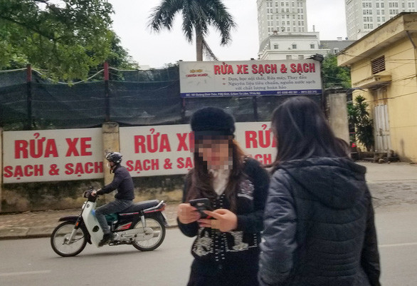 Sam cầm điện thoại, liên tục giục PV báo Tuổi Trẻ nhanh chóng qua Trung Quốc đẻ thuê - Ảnh: VŨ TUẤN