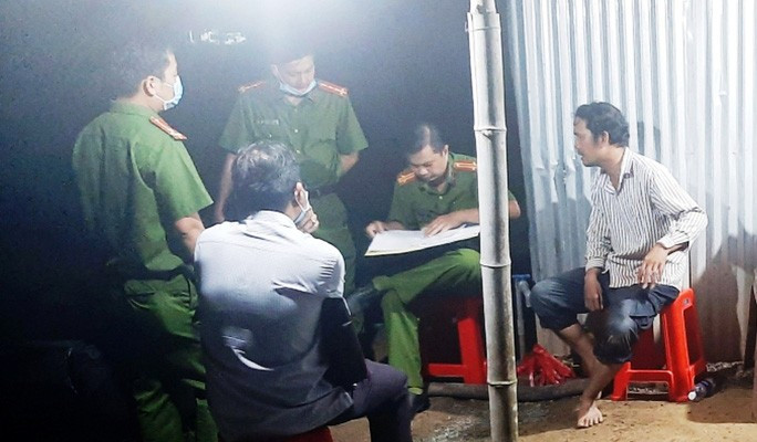 Công an đang khám nghiệm trường vụ án  Công an đang khám nghiệm trường vụ án