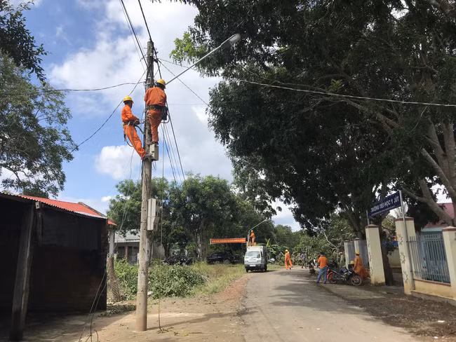 27 bóng đèn chiếu sáng đã được lắp đặt dọc con đường dài 1,5 km chạy giữa buôn Đrang Phốk