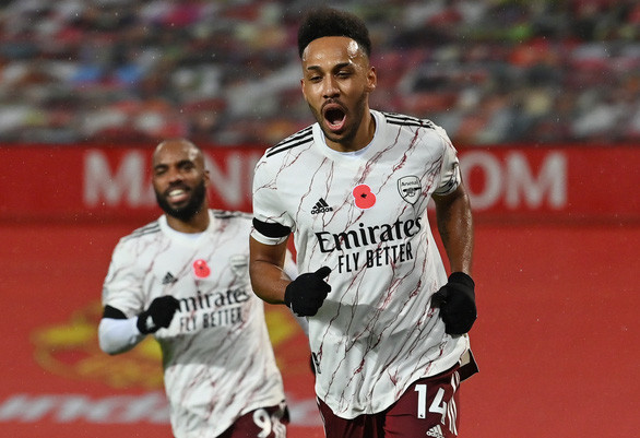 Aubameyang ăn mừng bàn mở tỉ số cho Arsenal - Ảnh: REUTERS
