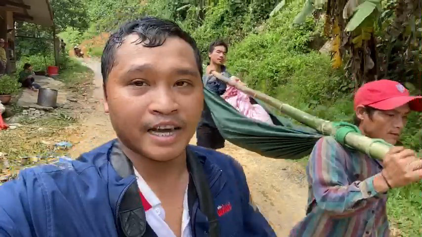 PV Lê Trung tiếp cận và dẫn hiện trường trong vụ sạt lở đất ở Trà Leng PV Lê Trung tiếp cận và dẫn hiện trường trong vụ sạt lở đất ở Trà Leng