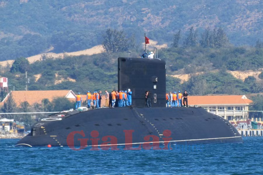 Tàu ngầm Hà Nội-HQ 182 vào quân cảng Cam Ranh an toàn. Ảnh: Bình Nguyên