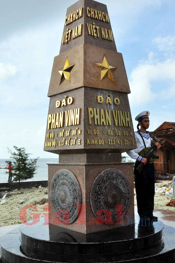 Cột mốc đảo Phan Vinh. Ảnh: Văn Nghĩa