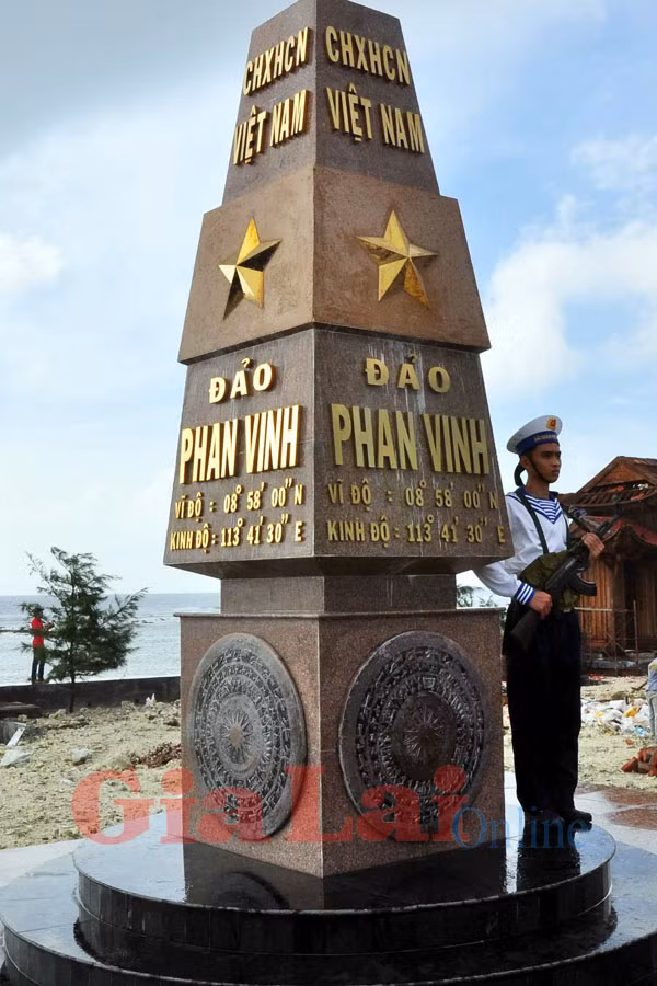 Cột mốc đảo Phan Vinh. Ảnh: Văn Nghĩa