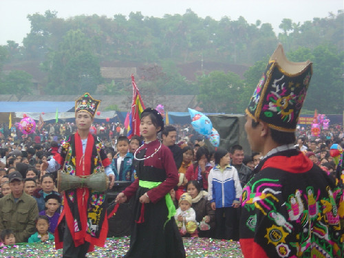 Sinh hoạt văn hóa cộng đồng ngày Tết của người Cao Lan.