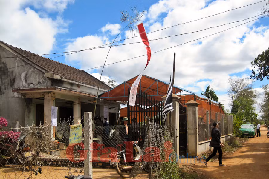 Ngôi nhà nhỏ đầy tang thương của Thiện. Ảnh: Hồng Thi Ngôi nhà nhỏ đầy tang thương của Thiện. Ảnh: Hồng Thi