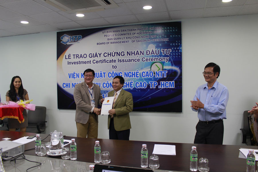 Lãnh đạo Khu Công nghệ cao TP. Hồ Chí Minh trao giấy chứng nhận đầu tư cho đại diện Viện Kỹ thuật Công nghệ cao NTT. Ảnh: Hoàng Liêm Lãnh đạo Khu Công nghệ cao TP. Hồ Chí Minh trao giấy chứng nhận đầu tư cho đại diện Viện Kỹ thuật Công nghệ cao NTT. Ảnh: Hoàng Liêm