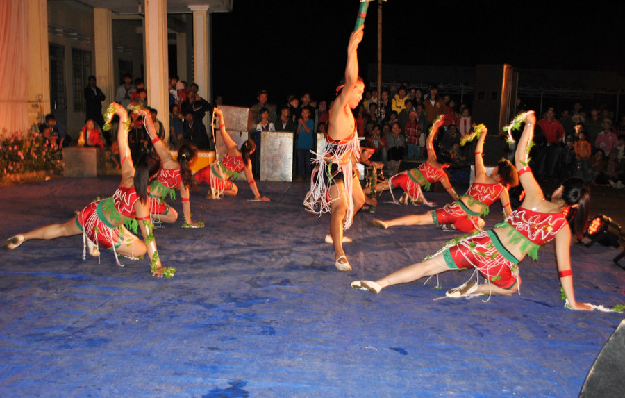 Nhà hát Ca-Múa-Nhạc Đam San biểu diễn phục vụ bà con ở Sơn Lang. Ảnh Bích Hà