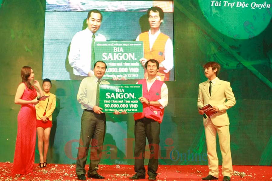 Ông Nguyễn Tiến Sỹ-Phó Trưởng ban Marketing Tổng Công ty cổ phần Bia rượu nước giải khát Sài Gòn (bên trái) trao tài trợ cho Hội Chữ thập đỏ tỉnh Gia Lai.