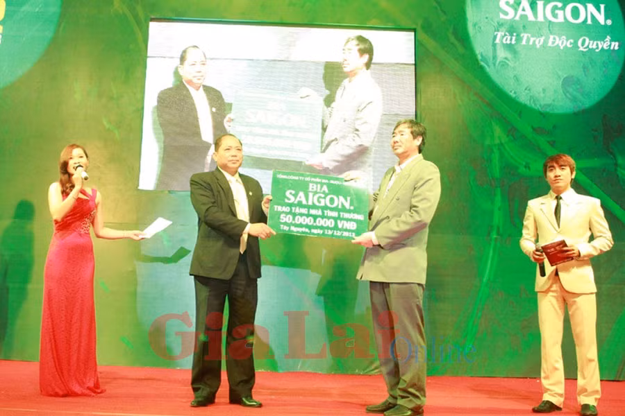 Ông Đoàn mạnh Hùng- Giám đốc Công ty cổ phần thương mại bia Sài Gòn Tây Nguyên (bên trái) trao tặng nhà “Đại đoàn kết” cho Ủy ban MTTQ huyện Chư Sê.