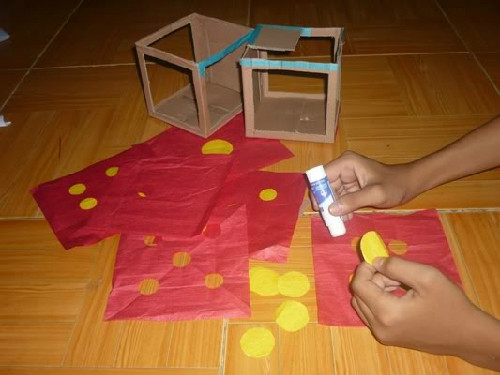 Từ nhà ra đến chuồng gà ngày 30 Tết đều được khoác áo đỏ đón giao thừa.