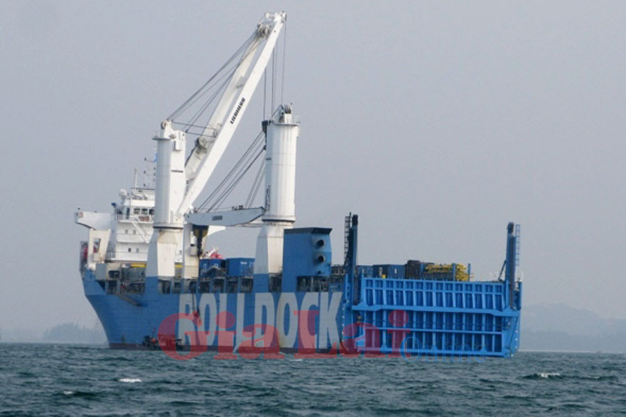 Tàu Rolldock Sea chở tàu ngầm đầu tiên của Việt Nam neo tại vịnh Cam Ranh.