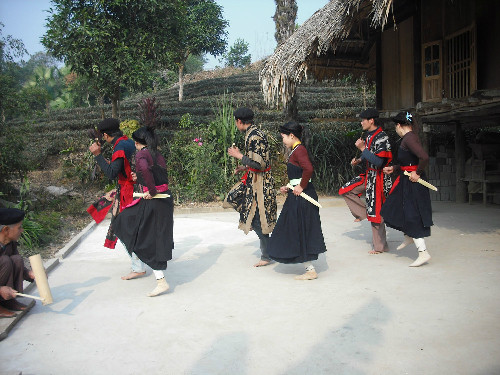 Tập múa điệu chim gâu đón Tết.