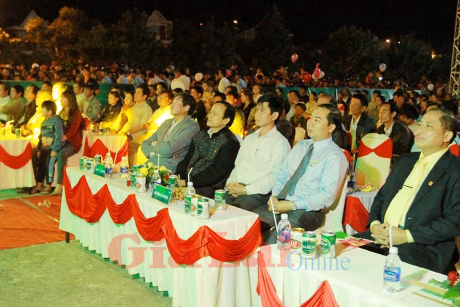 Quang cảnh đêm hội