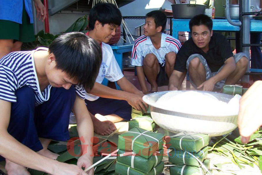 Chiến sĩ Trường Sa lớn gói bánh chưng đón Tết. Ảnh: Mai Thắng Chiến sĩ Trường Sa lớn gói bánh chưng đón Tết. Ảnh: Mai Thắng