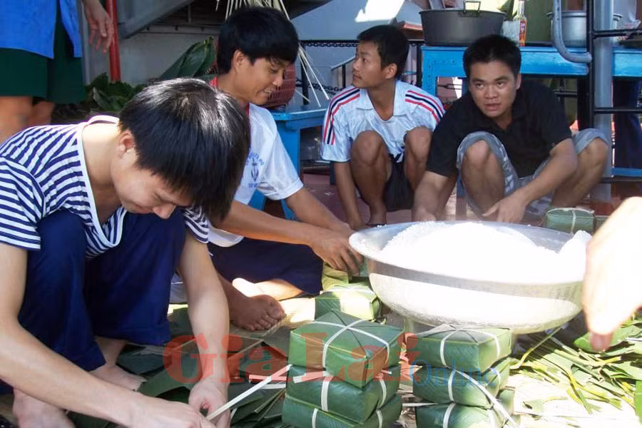 Chiến sĩ Trường Sa lớn gói bánh chưng đón Tết. Ảnh: Mai Thắng